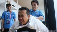 Begini ekspresi Menpora Imam Nahrawi saat coba fasilitas pijat gratis di GBK Arena, Jakarta, Jumat (12/10/2018).