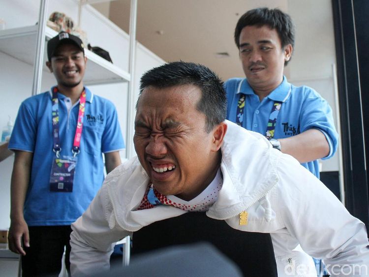 Ekspresi Imam Nahrawi Saat Coba Pijat Difabel
