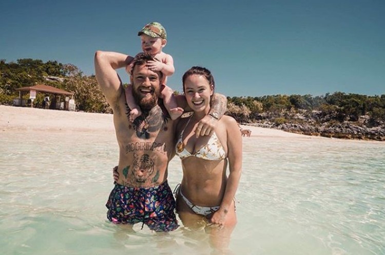 7 Potret Manis Petarung Conor McGregor Bersama Anak
