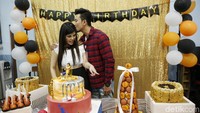 Belum lama ini Dita memberikan pesta kejutan di hari ulang tahun Denny. Pool/Ismail/detikFoto.