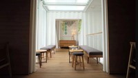  Setiap peti kemas dilengkapi sengan skylight sehingga sinar matahari bisa menembus masuk. Nyaman dan terasa sedang ada dalam sebuah peti kemas bekas. Foto: Starbucks.com