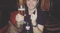 Merasa nyaman di Indonesia, Shane rayakan album terbarunya dengan segelas bir dingin.  Foto: Instagram @shanefilanofficial