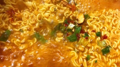 Semangat! Awali Hari Jumat dengan Sarapan Ramyun yang Pedas Nikmat