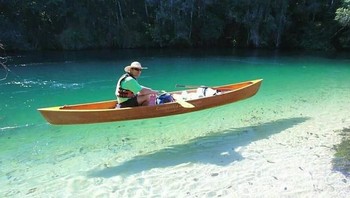 Saking jernihnya air, kapal ini terlihat seperti melayang. (Foto: Brightside)