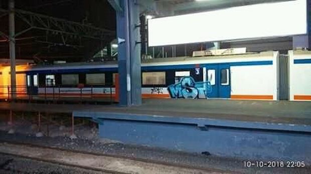 KA Bandara Soetta Dicoret-coret