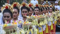 Parade budaya ini merupakan kearifan lokal yang sangat eksotis dan mengundang imaji para tamu negara dan delegasi. (Rachman Haryanto/detikTravel)