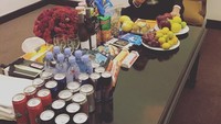Ini nih momen Shane berpose dengan makanan dan camilan kesukaannya, sesaat sebelum manggung di kota Surabaya. Foto: Instagram @shanefilanofficial