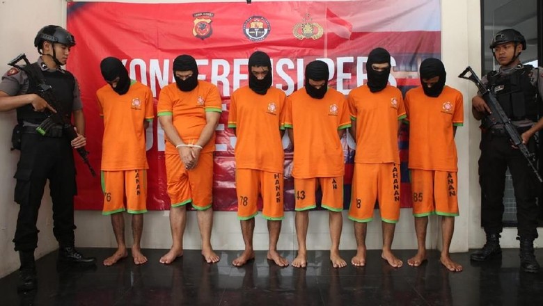 Setubuhi Pacar, Asep Dibunuh dan Mayatnya Dibuang ke Tempat Sampah Setubuhi Pacar, Asep Dibunuh dan Mayatnya Dibuang ke Tempat Sampah