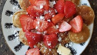 Hayoo! Siapa ngiler poffertjes dengan limpahan strawberry segar dan butter ini? Foto: Instagram linda.afternine