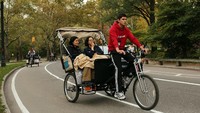 Di kota New York pun becak menjadi salah satu moda transportasi populer. Sejumlah penumpang memilih menggunakan becak untuk berkeliling kota dan menikmati pemandangan di taman kota.  Spencer Platt/Getty Images