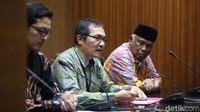 Wakil Ketua KPK Saut Situmorang (tengah) didampingi juru bicara KPK Febri Diansyah (kiri) dan mantan Ketua KPK Taufiqurrahman Ruki (kanan) memberikan keterangan proses penyerahan Eddy Sindoro di KPK, Jakarta, Jumat (12/10).