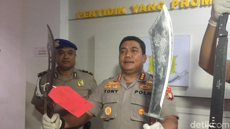 Diduga Hendak Tawuran, 12 Pelajar Bergolok Naga Ditangkap di Cakung Diduga Hendak Tawuran, 12 Pelajar Bergolok Naga Ditangkap di Cakung
