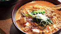 Di Tangerang, ada gerai ramen yang menawarkan varian ramen cukup banyak. Enaknya, Chinmaya Ramen buka 24 jam. Meski ada beberapa pilihan, menu andalannya ialah Tan Tan Men. Foto: instagram cmyramen