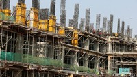 Para pekerja tengah mengerjakan pembangunan Rusun Samawa.
