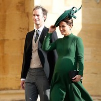 Pippa Middleton mencuri perhatian dalam balutan gaun hijau emerald saat menghadiri pernikahan Putri Eugenie dan Jack Brooksbank di Windsor, Jumat (12/10/2018) silam. Foto: Getty Images