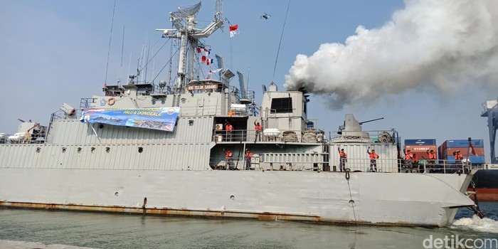 KRI Teluk Sabang-544 membawa 80 ton bantuan untuk korban gempa Sulawesi Tengah. (Eva Safitri/detikcom)