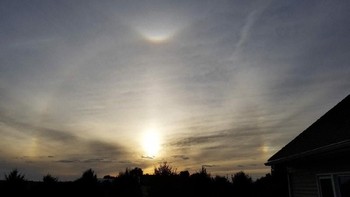 Hal tersebut karena sun dog terjadi salah satunya akibat pembiasan cahaya dari kristal es di awan. Penampakan ini terjadi di Bulgaria. Foto: Twitter/LaurenRainson