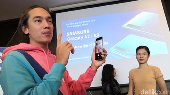 Adipati Dolken ikut menjajal Galaxy A7 bersama Mikha. (Foto: detikINET/Fino Yurio Kristo)