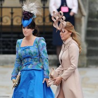Di pernikahan Pangeran William dan Kate Middleton, Putri Eugenie mencuri atensi dengan gaun biru Vivienne Westwood dan topi unik Philip Treacy. Banyak yang menilai penampilannya buruk dan menjadikan meme. Eugenie kabarnya sempat menangis setelah tahu tentang itu. Foto: Dok. Getty Images
