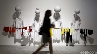 Mella Jaarsma menghadirkan raining the Mind to Doubt lewat karya instalasi yang jenaka