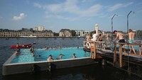 Foto: Kabarnya pembangunan kolam renang umum ini dimaksudkan untuk melayani penduduk Kota Berlin, yang ingin menikmati fasilitas publik aman dan murah (Sean Gallup/Getty Images)