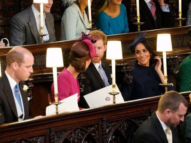 Mereka duduk bersebelahan dengan Pangeran William dan istrinya, Kate Middleton. (Foto: Getty Images)