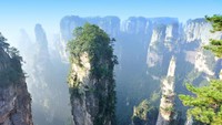 Ada lebih dari 300 bukit yang menjulang di sini dan bukit yang tertinggi bisa mencapai 400 meter. Saking pemandangan di sini mirip dengan Planet Pandora yang ada di Avatar, salah satu bukit dinamakan sama dengan gunung yang ada di film. Pemerintah setempat menamakan salah satu bukitnya dengan nama Gunung Haleluyah. Itu adalah nama gunung melayang di Planet Pandora yang ada di film Avatar. Istimewa/iStock   