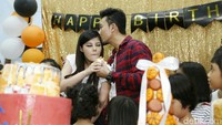 Kue One Piece, kado, dan kenangan Denny Sumargo di usia ke-37. Foto: Ismail/detikFoto