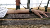 Namun, saat ini kondisi Waduk Pluit tampak tak terawat seperti saat diresmikan dahulu. Sejumlah bangku taman jadi sasaran corat-coret orang tak bertanggung jawab.