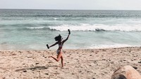 Jika sudah di pantai, Sofia seperti anak kecil yang berlarian ke sana kemari. (Instagram/@sofisolars)