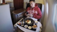 Haydar adalah lulusan Universitas Islam Indonesia, Yogyakarta. Ia lalu melanjutkan sekolah penerbangan di Bali International Flight Academy. Nah saat tak bertugas, beginilah pose Haydar menikmati sarapan di kursi penumpang. Foto: instagram @haydarpratama