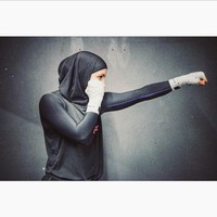 Lulusan Master di bidang Sports Biomechanics ini juga sering mengangkat isu-isu tentang muslim dan olahraga. Menurutnya, banyak yang tidak mengira bahwa wanita berhijab memiliki kekuatan yang sama dengan wanita lainnya di bidang olahraga. Foto: Instagram/hijabi.lifts