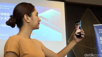 Menurutnya, Galaxy A7 dapat mengambil foto selfie yang bagus. (Foto: detikINET/Fino Yurio Kristo)