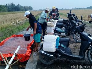 Cerita Warga Slangit Cirebon Tempuh 2 KM Akses Air Bersih