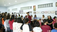 Denny Sumargo merayakan ulang tahunnya ke-37 pada hari Kamis (11/10) di panti asuhan di kawasan Menteng, Jakarta Pusat. Pool/Ismail/detikFoto.