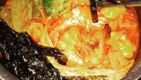 Ditambah keju, brokoli dan nori, ramyun kuah pedas ini pasti menggoda siapa saja. Gurih, pedas, asam segar. Sluurp! Foto: Instagram @cheese_choc