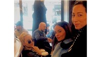 Di Paris ia tak melewatkan secangkir kopi. Dijamin bisa bikin tambah semangat! Foto: Instagram katehudson