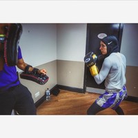 Nasrine sudah memiliki pengalaman di bidang olahraga selama lebih dari 10 tahun. Sebelumnya, ia tinggal dan banyak belajar di London hingga memiliki lesensi sebagai pelatih salah satunya NASM Sports Performance Enhancement Specialist Foto: Instagram/hijabi.lifts