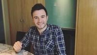Berkunjung ke Malaysia, Shane menyempatkan waktu untuk mencicipi nasi lemak, dengan udang dan kari ayam. Duh, jadi bikin lapar! Foto: Instagram @shanefilanofficial