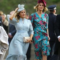 Penyanyi Ellie Goulding yang disebut-sebut pernah menjalin hubungan asmara singkat dengan Pangeran Harry juga memakai gaun biru muda. (Foto: Getty Images)