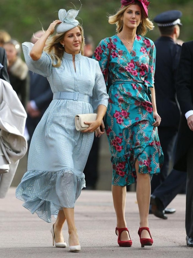 Penyanyi Ellie Goulding yang disebut-sebut pernah menjalin hubungan asmara singkat dengan Pangeran Harry juga memakai gaun biru muda. (Foto: Getty Images)