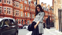 Foto: Begini gayanya saat berada di Laduree Harrods, London. (official_mayaali/Instagram)