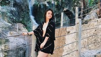 Meski banyak yang bilang mirip Selena, tapi Sofia didoakan agar tidak mengalami depresi seperti Selena. Biar tidak depresi, jalan-jalan terus saja Sofia! (Instagram/@sofisolars)