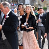 Kate Moss datang bersama sang putri, Lila Moss di pernikahan Putri Eugenie dan Jack Brooksbank. Kate hadir dengan setelan klasik antara blazer dan rok bermotif polkadot hitam dan putih. Sementara itu, sang putri tampil cantik dengan gaun renda bernuansa blush pink yang dipadukan bersama jaket bulu. Foto: Dok. Getty Images