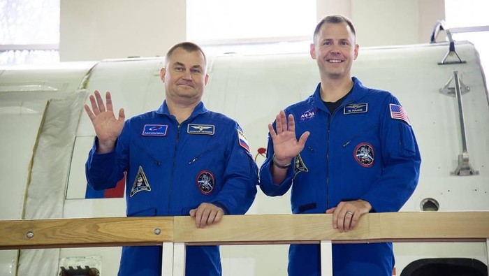 Kosmonot Rusia Alexey Ovchinin dan Astronot NASA Nick Hague. Foto: NASA/Elizabeth Weissinger Kosmonot Rusia Alexey Ovchinin dan Astronot NASA Nick Hague. Foto: NASA/Elizabeth Weissinger