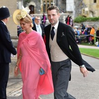 Model Inggris Pixie Geldof hadir awal untuk pernikahan Putri Eugenie. Gaun pink dengan aksen cape dari Celine mencuri atensi, yang ia padukan bersama topi ivory dan kitten heels warna serupa. Foto: Getty Images