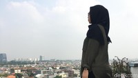 Berjalan dengan postur yang benar dan sehat. Bayangkan tubuhmu ditarik oleh sebuah garis yang menghubungkan antara bagian tengah dadamu dengan langit atau atap. (Foto: Frieda Isyana Putri/detikHealth, Model: Annissa Widya Davita)