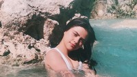 Selain ke pantai, Sofia juga hobi basah-basahan di kolam air terjun yang segar. (Instagram/@sofisolars)