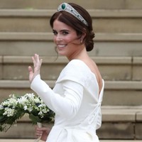 Eugenie tidak menggunakan veil seperti pernikahan Kate Middleton. Namun ia tampil anggun dengan menggunakan tiara.  Foto: Getty Images