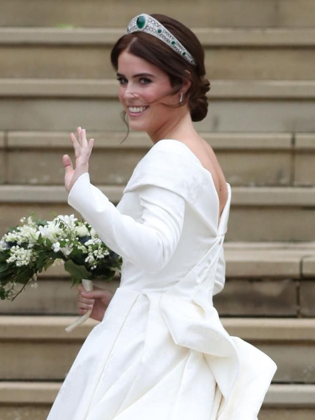 Eugenie tidak menggunakan veil seperti pernikahan Kate Middleton. Namun ia tampil anggun dengan menggunakan tiara.  Foto: Getty Images